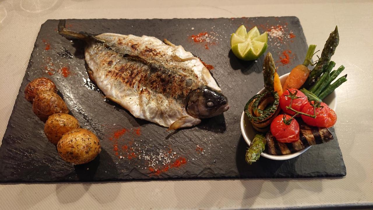 Hotel-Restaurant Le Lion D'Or ポラントリュイ エクステリア 写真