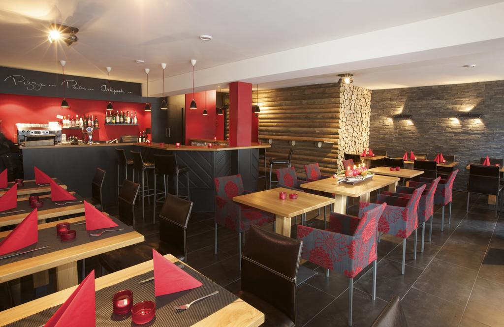 Hotel-Restaurant Le Lion D'Or ポラントリュイ エクステリア 写真